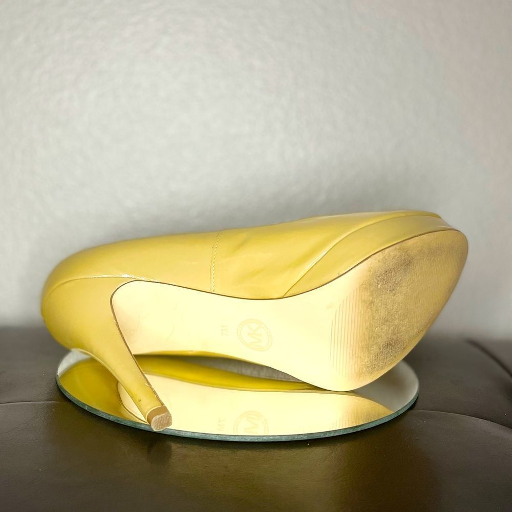 Michael Kors Leather Simple Pumps Yellow Gold Heels  Toe Cutout Size 7M​​​ - Picture 8 of 9